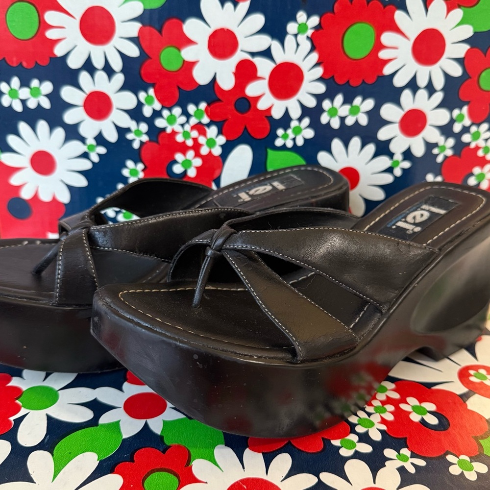 Lei Black Platform Flip flop sandals